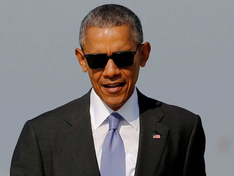 Barack Obama receives standing ovation while having lunch with Bono in ...