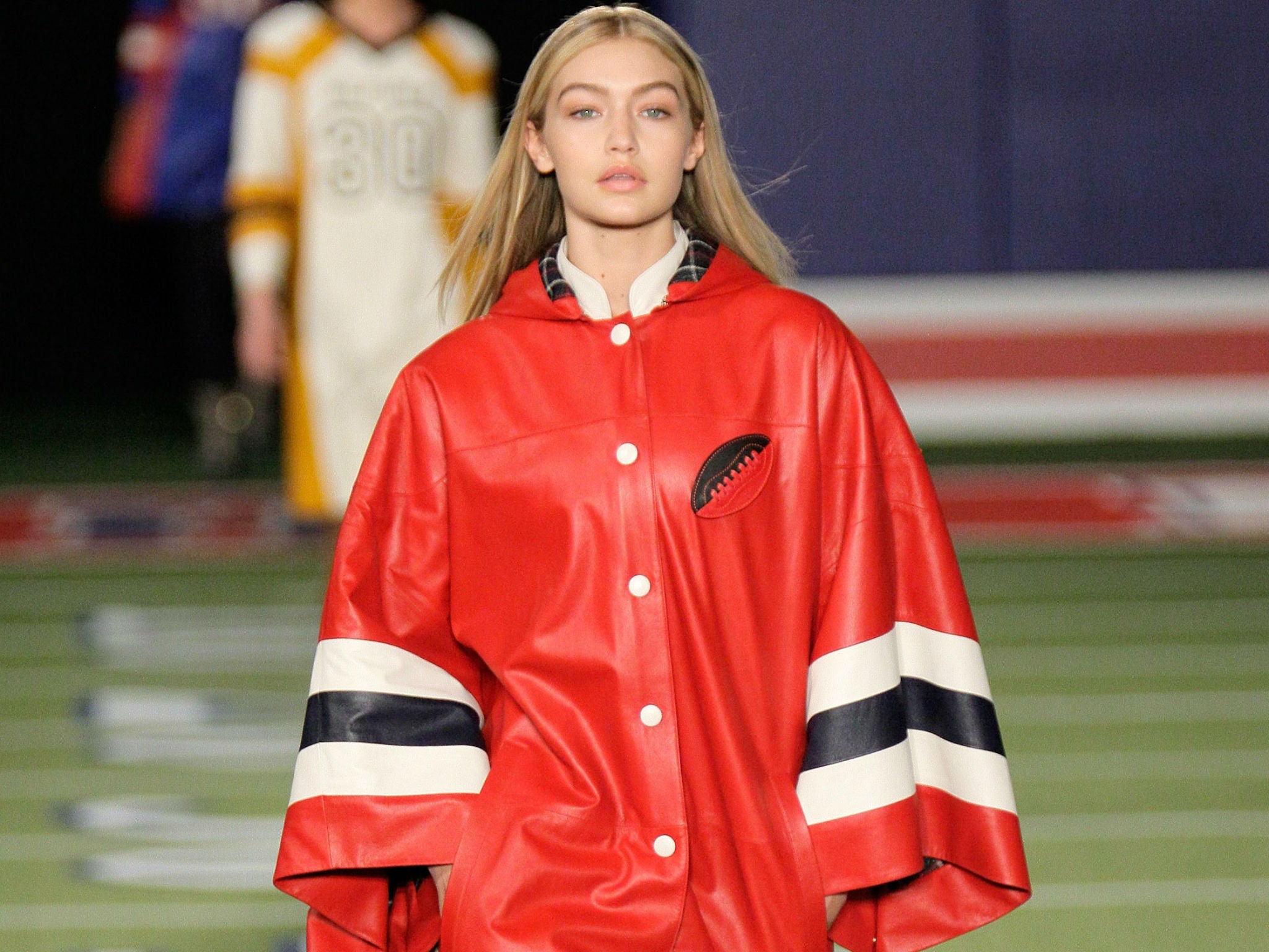 Gigi Hadid was put in a poncho at the 2015 Tommy Hilfiger show