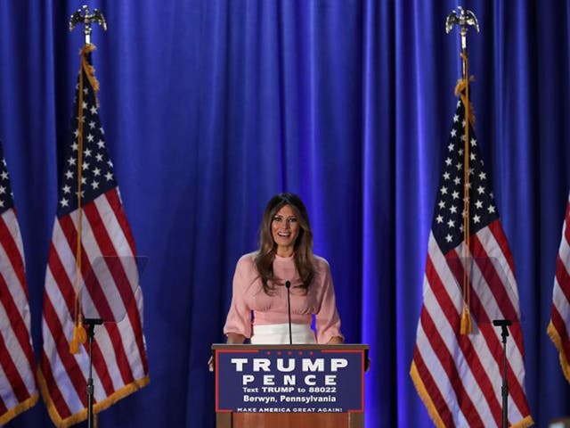 Melania Trump se dirige a la multitud en Berwyn, Pensilvania, ayer