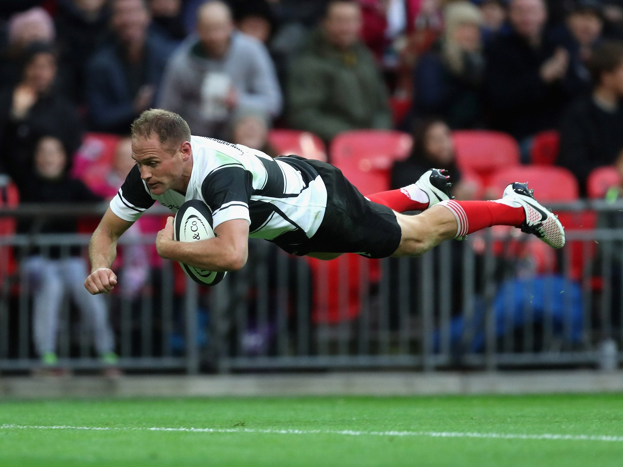 Andy Ellis dives over to score a try for the Barbarians