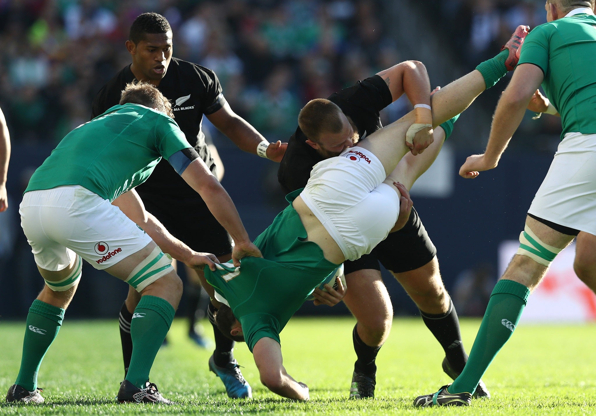 Joe Moody tip tackles Robbie Henshaw