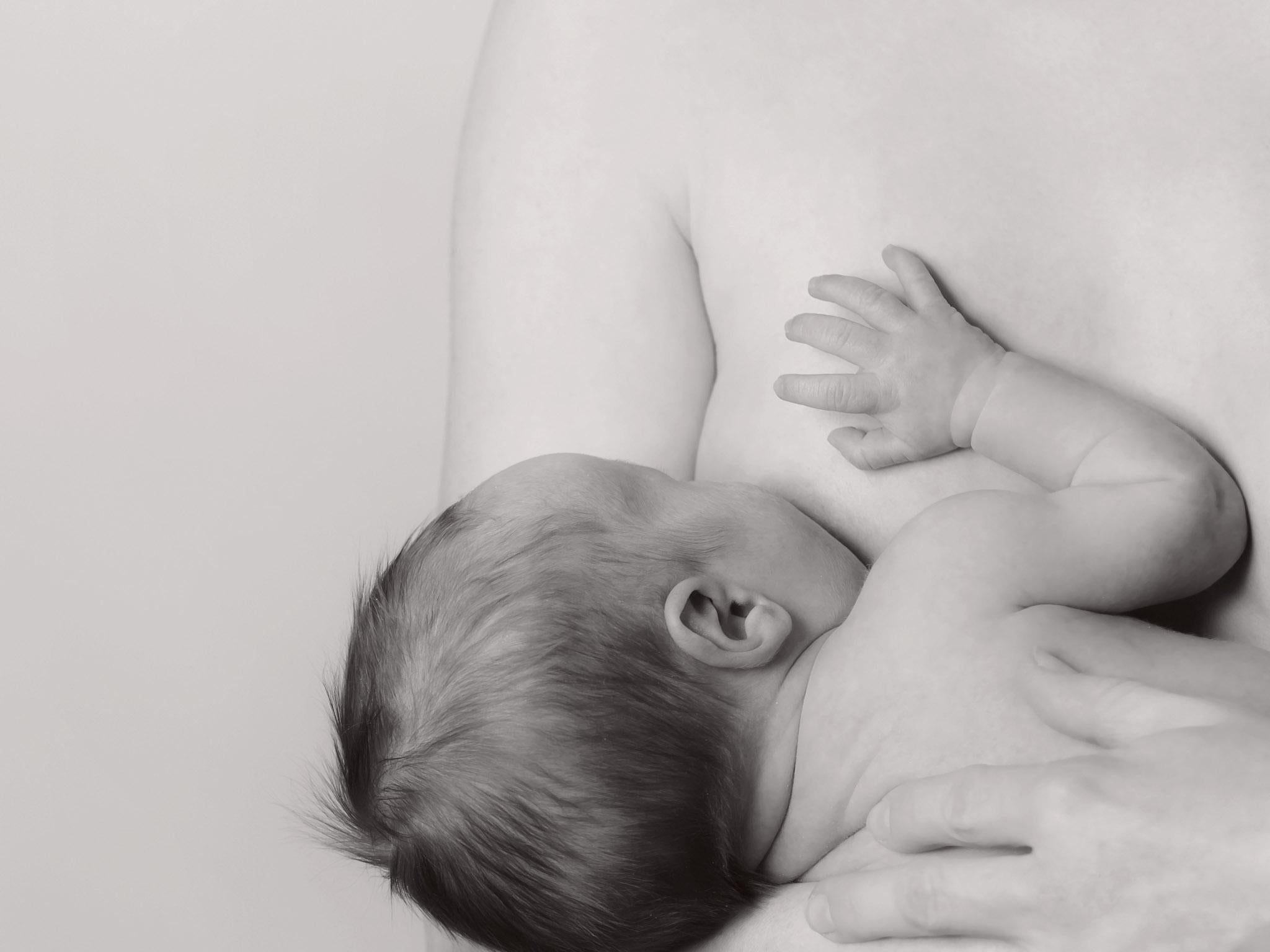 Мужчины кормят грудью ребенка. Заставка дети грудные. Мифы о грудном вскармливании. Вскармливание грудью детей 10 лет. Женщина с грудным ребенком.