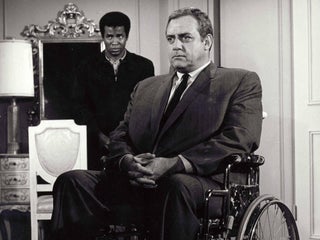 Ironside speelde Raymond Burr, die nog steeds hot was na zijn tijd als Perry Mason, als San Francisco Chief of Police Robert T. Ironside, die is beperkt tot een rolstoel na een poging tot moord. Meer dan 199 afleveringen, de serie volgde Ironside en zijn team in zijn rol als adviseur van de politie als ze gesorteerd uit de slechteriken van de stad door de baai. 