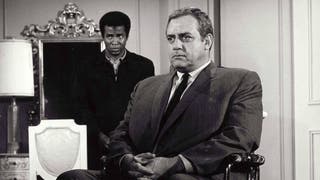 käynnistetty paljon fanfaari kuin televisioelokuva ja kehua tappaja tunnussävelmä Quincy Jones, Ironside näytteli Raymond Burr, joka oli vielä kuuma jälkeen hänen työjakso television Perry Mason, kuten San Franciscon poliisipäällikkö Robert t Ironside, joka on rajoitettu pyörätuoliin jälkeen yrittää salamurha. Sarjassa seurattiin 199 jakson ajan Ironsidea ja hänen tiimiään poliisilaitoksen konsulttina, kun he selvittivät kaupungin pahiksia lahden rannalla.