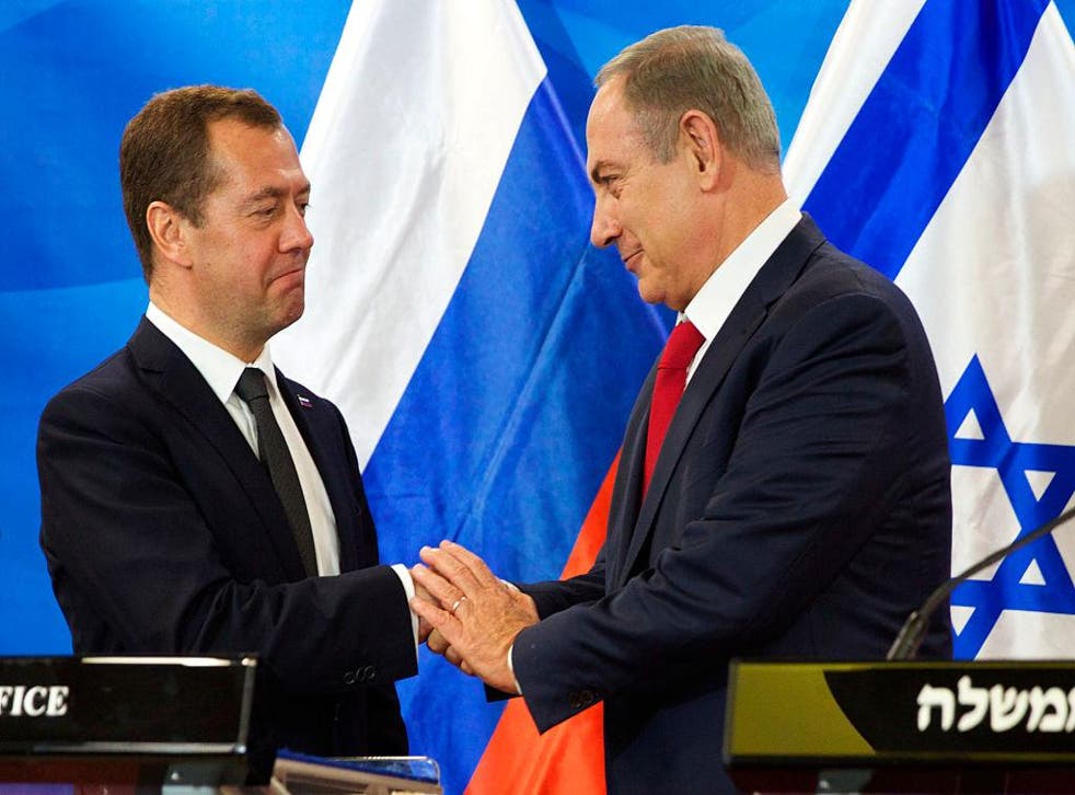 Israeli Prime Minister Benjamin Netanyahu (R) shakes the hand of Russian Prime Minister Dmitry Medvedev as they deliver joint statements following their meeting in Jerusalem, on November 10, 2016 