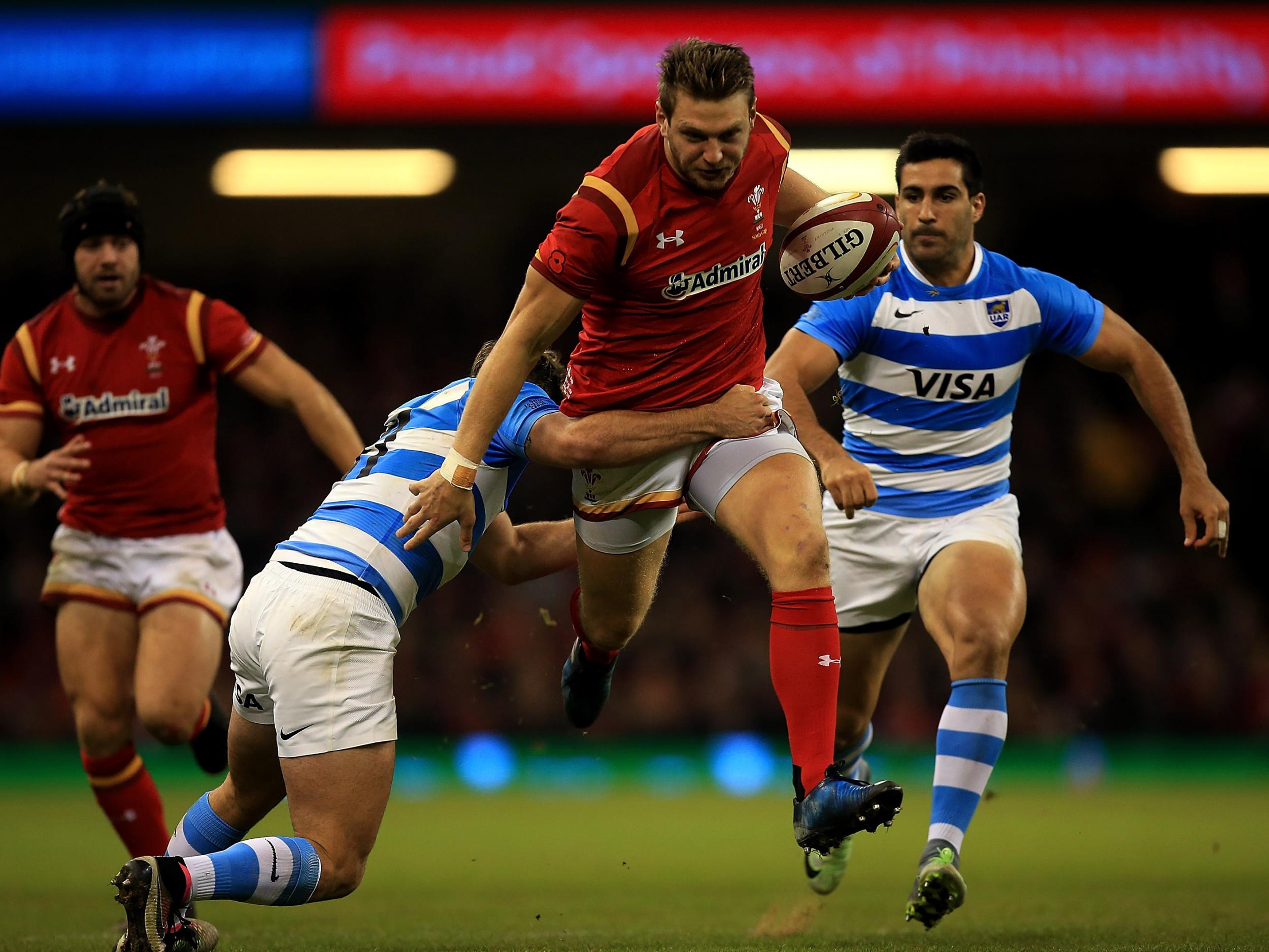 Dan Biggar breaks through the Argentine defence