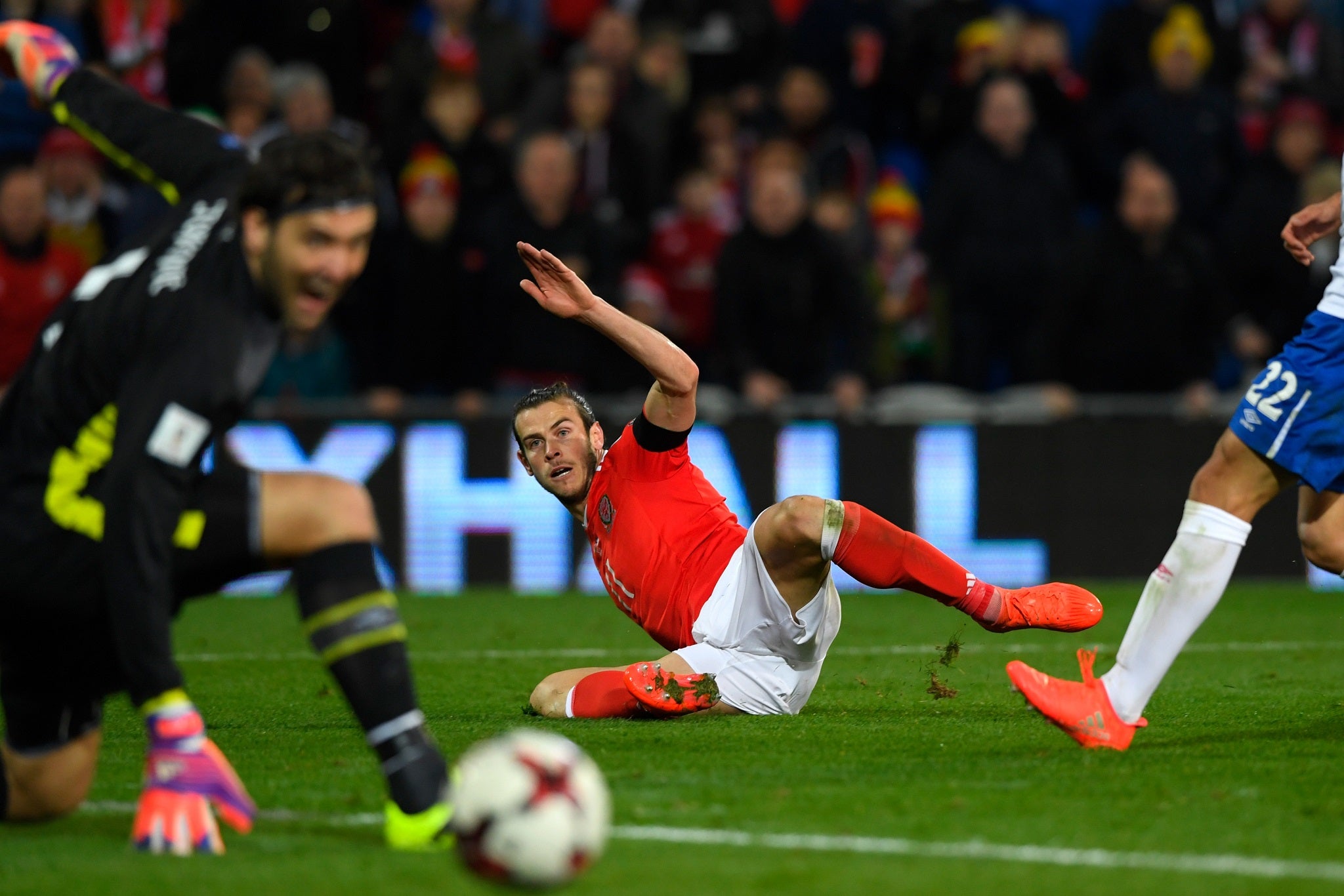 &#13;
Bale saw a late chance strike the post 50 seconds before Serbia's equaliser &#13;