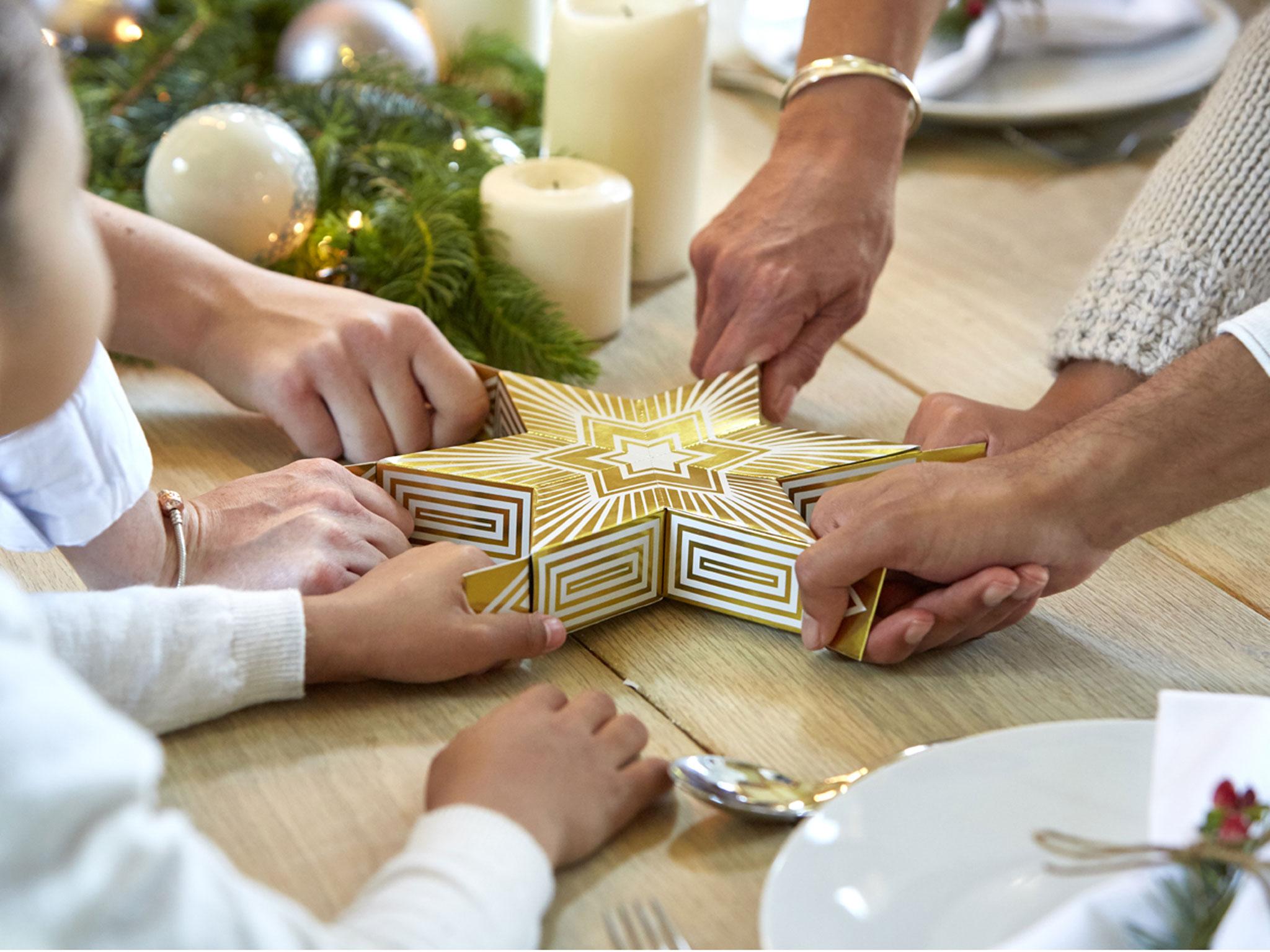 Christmas cracker. Рождественские крекеры в Англии. Crackers на Рождество. Крекер Рождество. Pull Christmas Crackers.