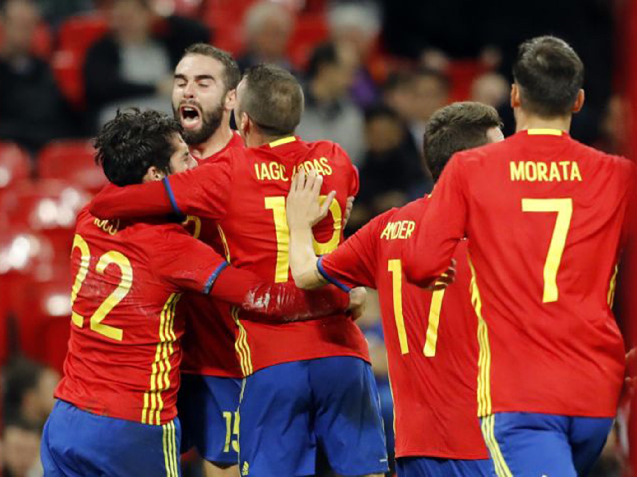 Spain's players celebrate Isco's late equaliser at Wembley