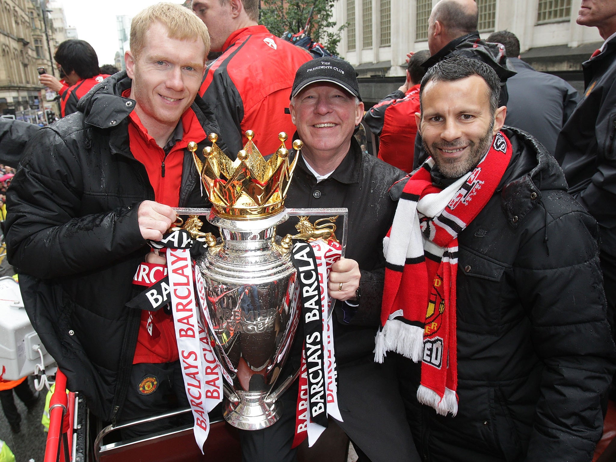 Paul Scholes, Ferguson and Giggs pose with the trophy in 2011