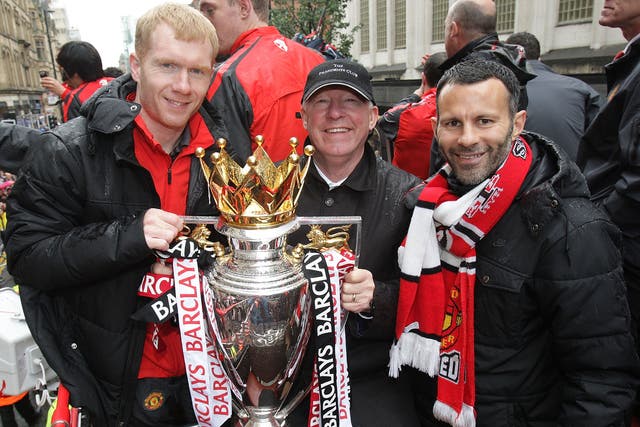 Paul Scholes, Ferguson and Giggs pose with the trophy in 2011