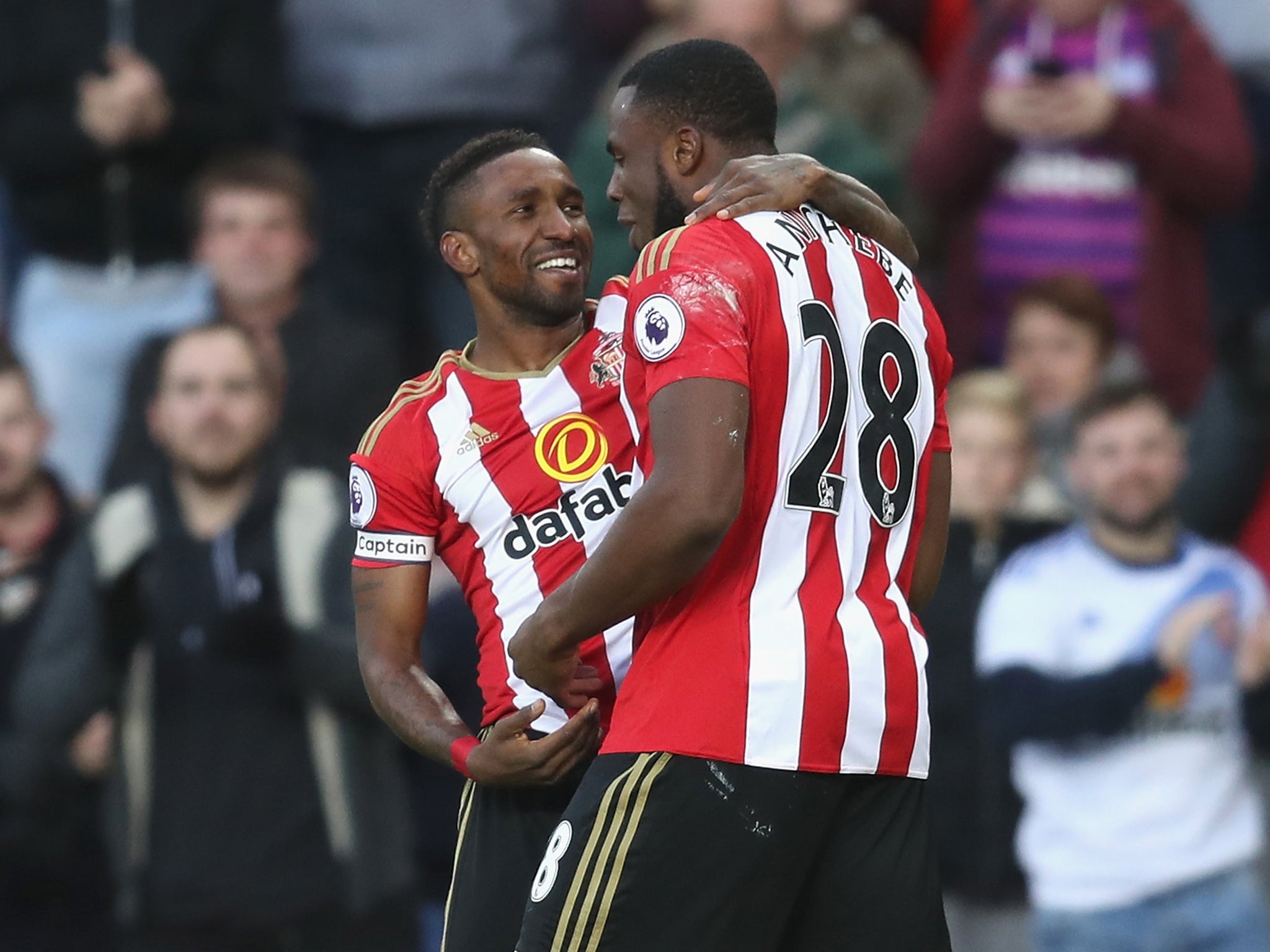 Defoe is congratulated on his opening goal by Anichebe