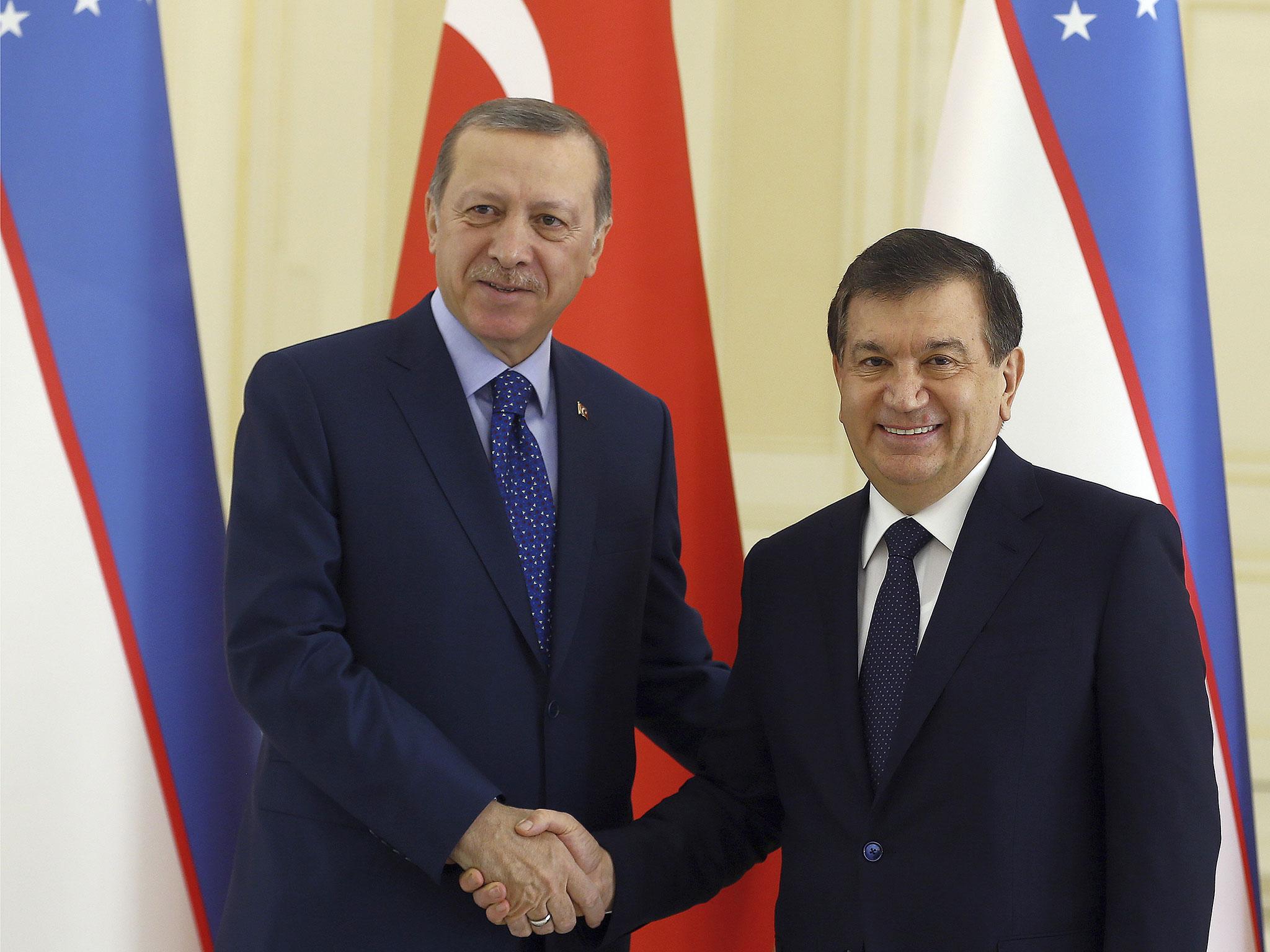 Turkey's President Recep Tayyip Erdogan, left, and Uzbek President Shavkat Mirziyoyev shake hands before a meeting in Samarkand, Uzbekistan, Friday, 18 November, 2016