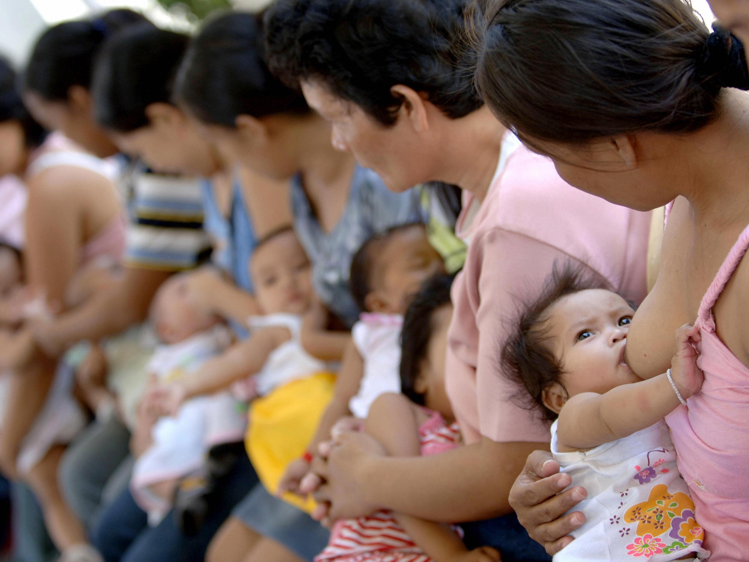 Manila, PHILIPPINES: Mothers engage in mass breastfeeding to promote the practice which, according to the government and Unicef, is safer and healthier than bottle-feeding
