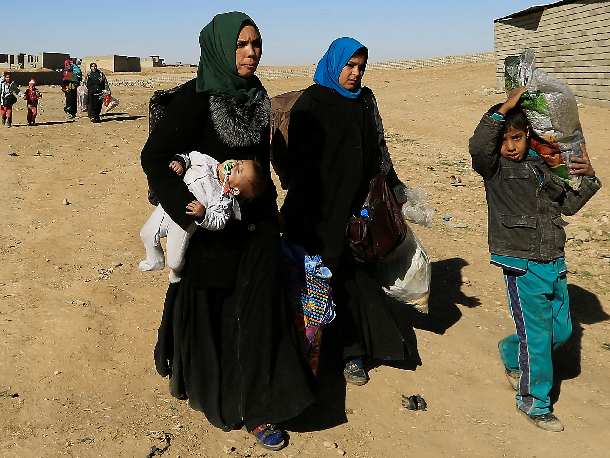 People fleeing from Islamic State militants in Tahrir neighborhood, are seen in Mosul, Iraq