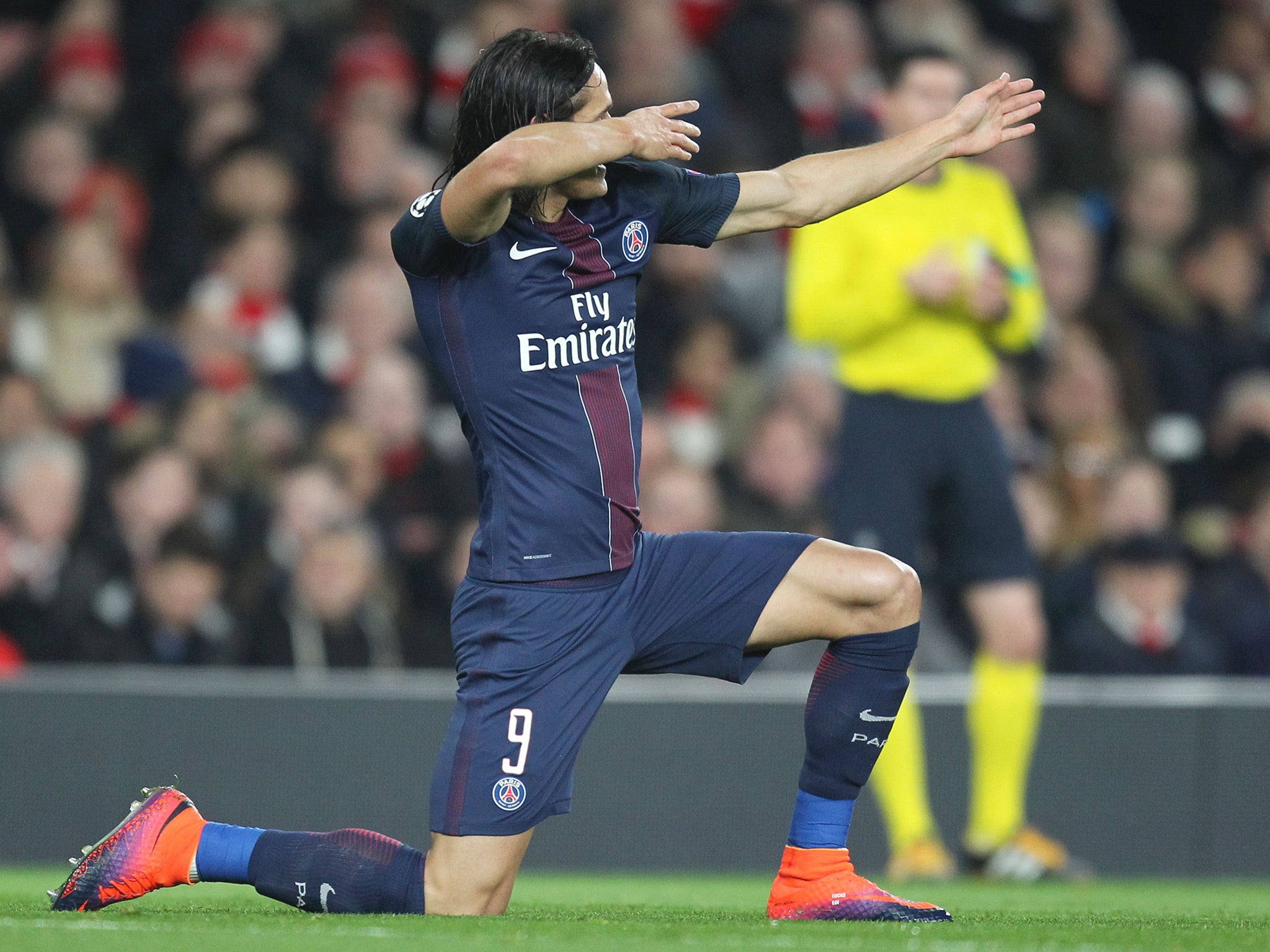 Cavani celebrates opening the scoring at the Emirates