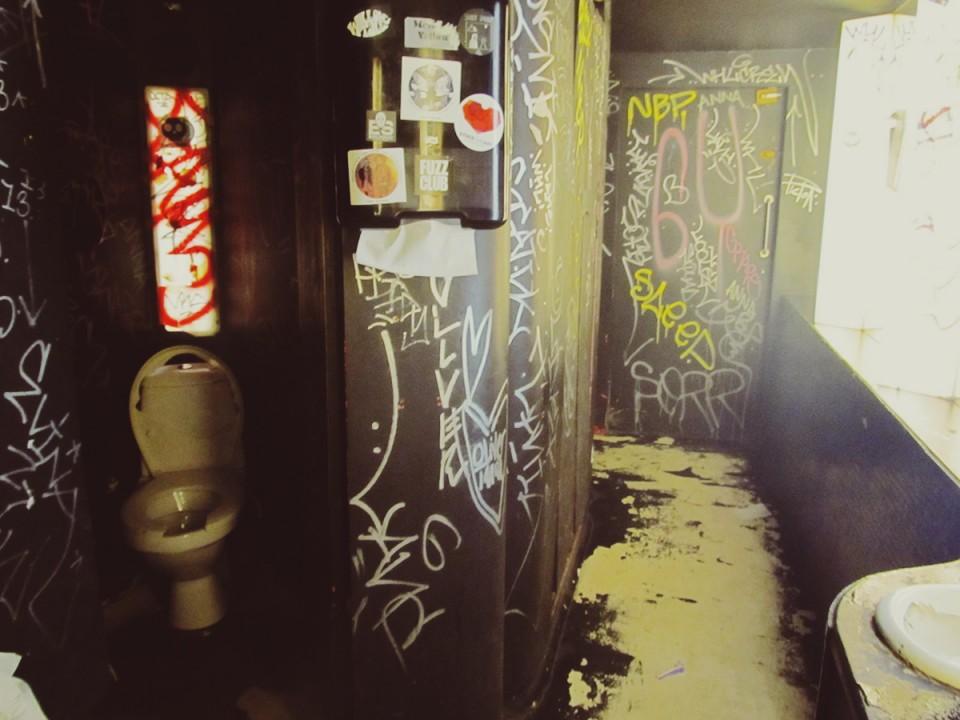 Rock'n'roll toilets at Drone
