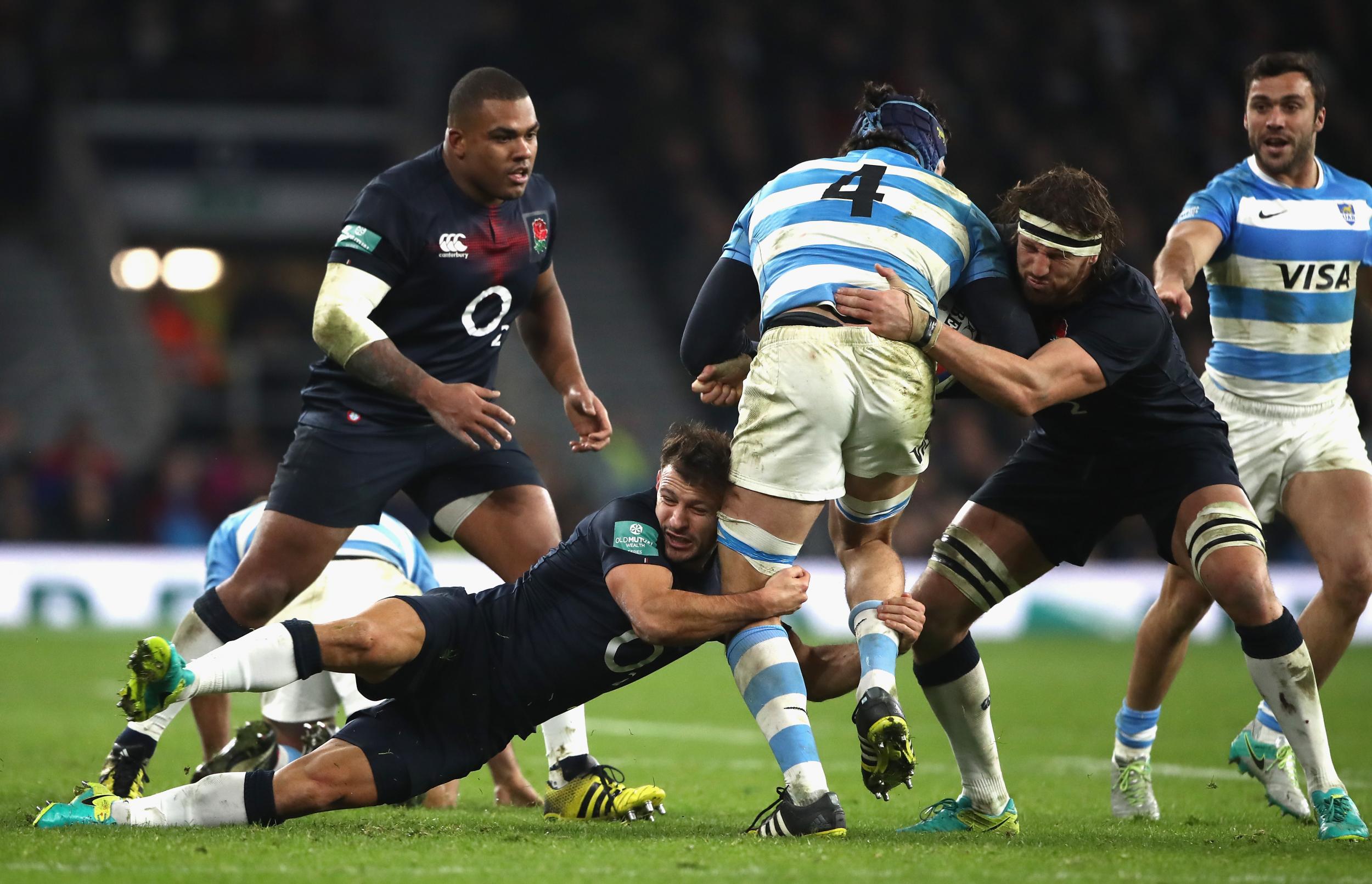 Tom Wood puts in a challenge on Argentina's Guido Peti