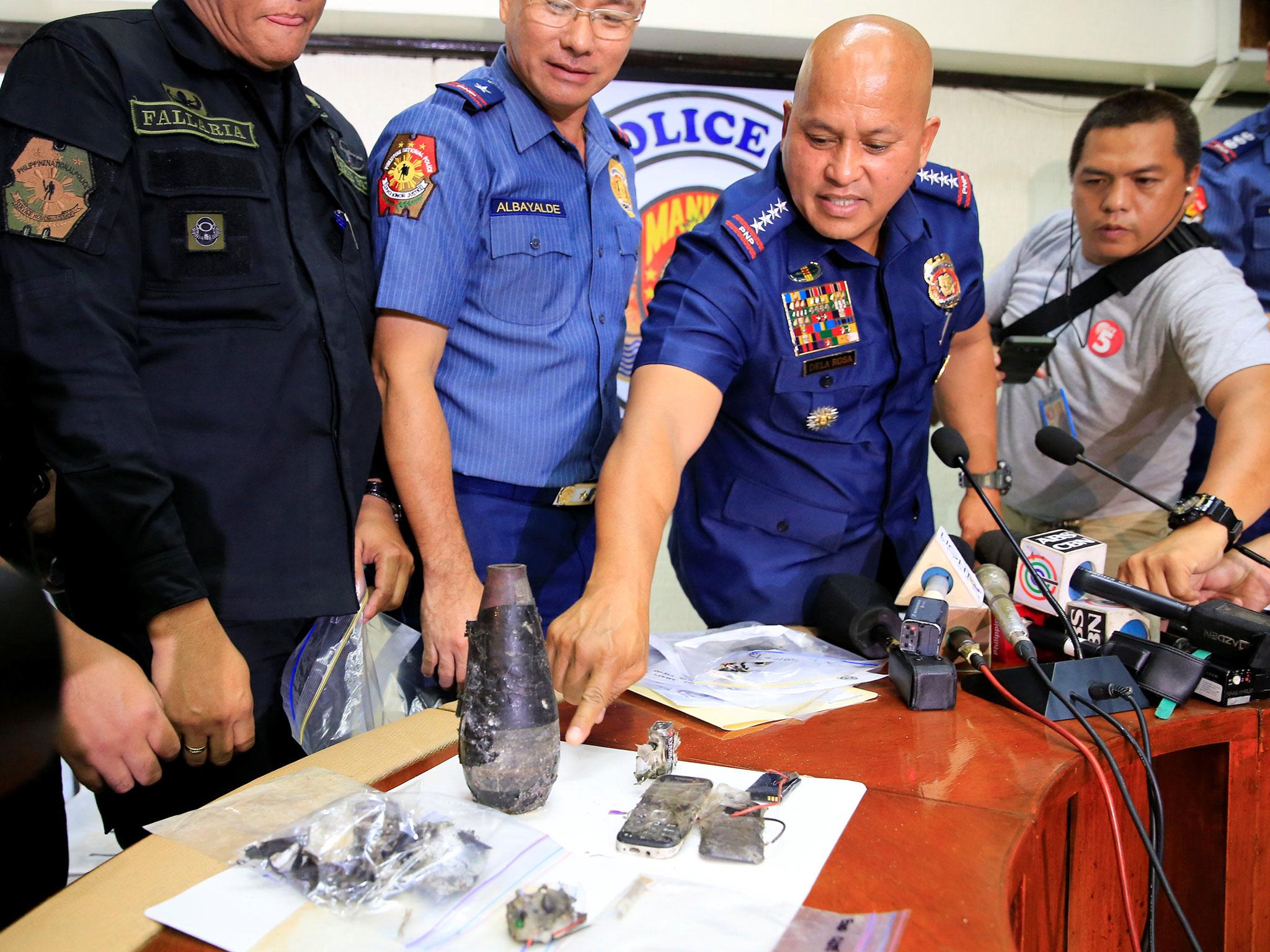 Ronald dela Rosa points to parts of an Improvised Explosive Device found near the US Embassy during a press conference at the Manila Police District headquarters