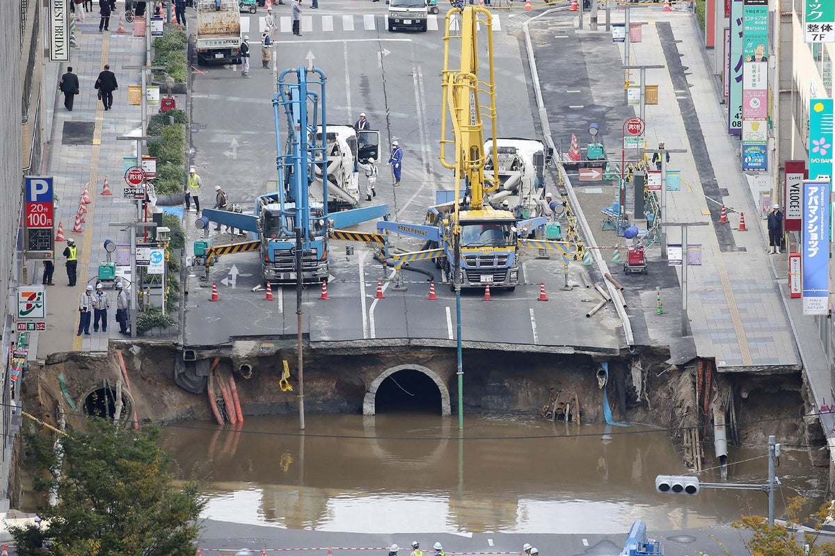 The sinkhole in Japan which was fixed in two days is sinking again