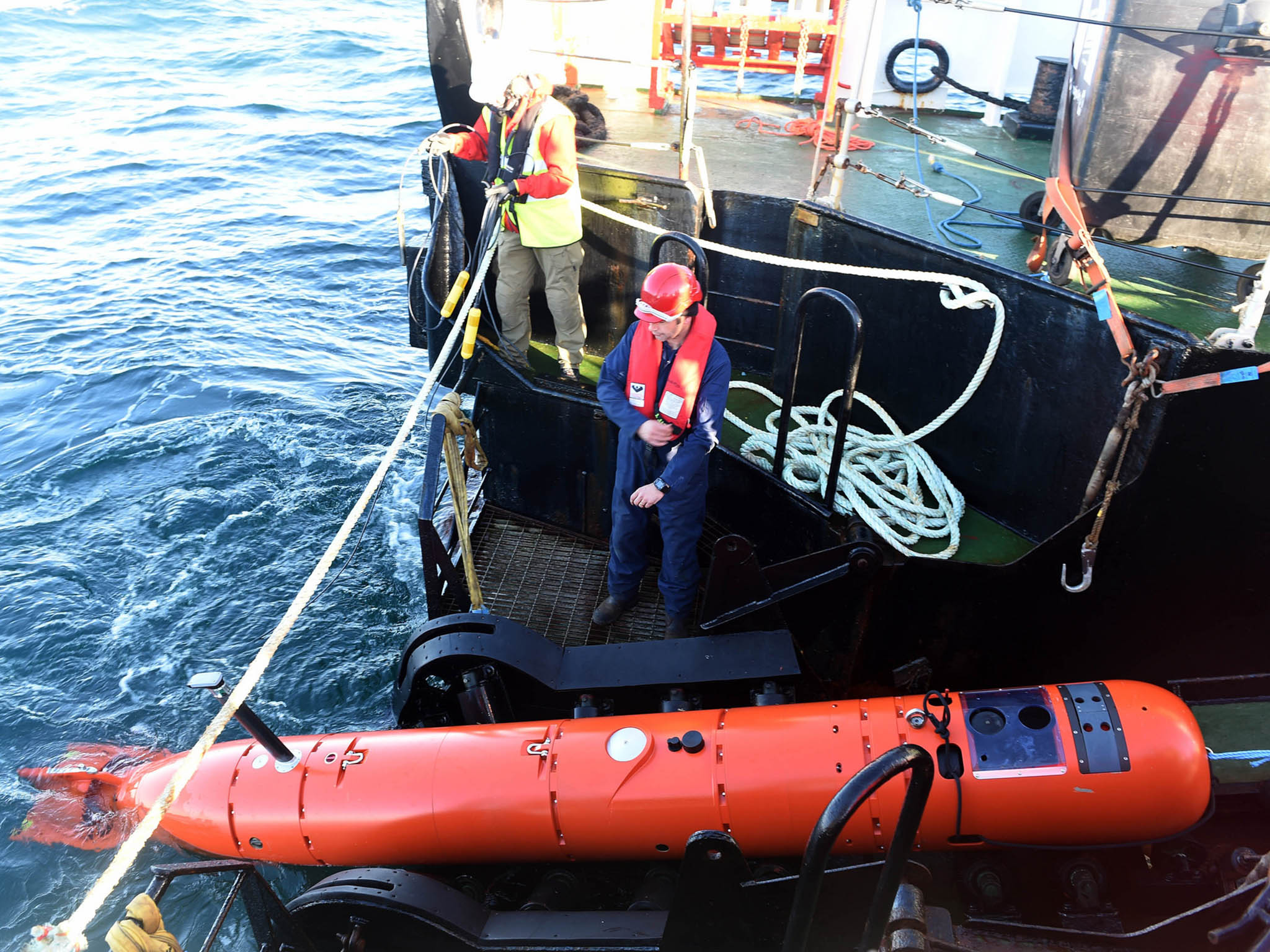 Researchers launch an AUV-62-AT unmanned surface vehicle from the British-flagged torpedo retrieval vessel SD Warden (US navy)