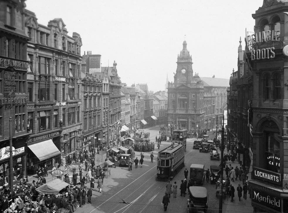 Bigg Market, Newscastle Upon Tyne, 1920 - Town Hall, middle, demolished in 1973