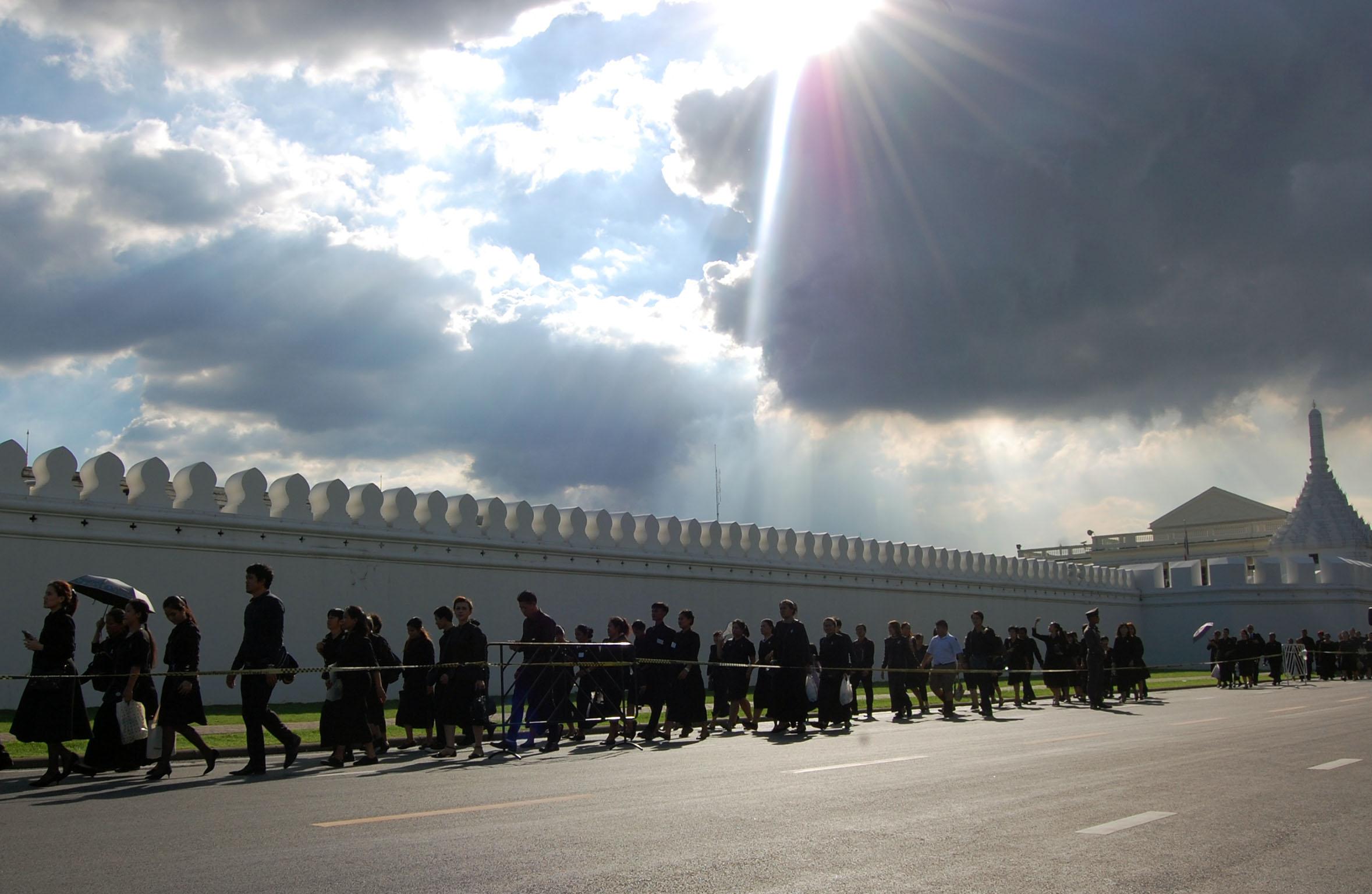 Thousands of mourners show up to the Grand Palace each day to mourn