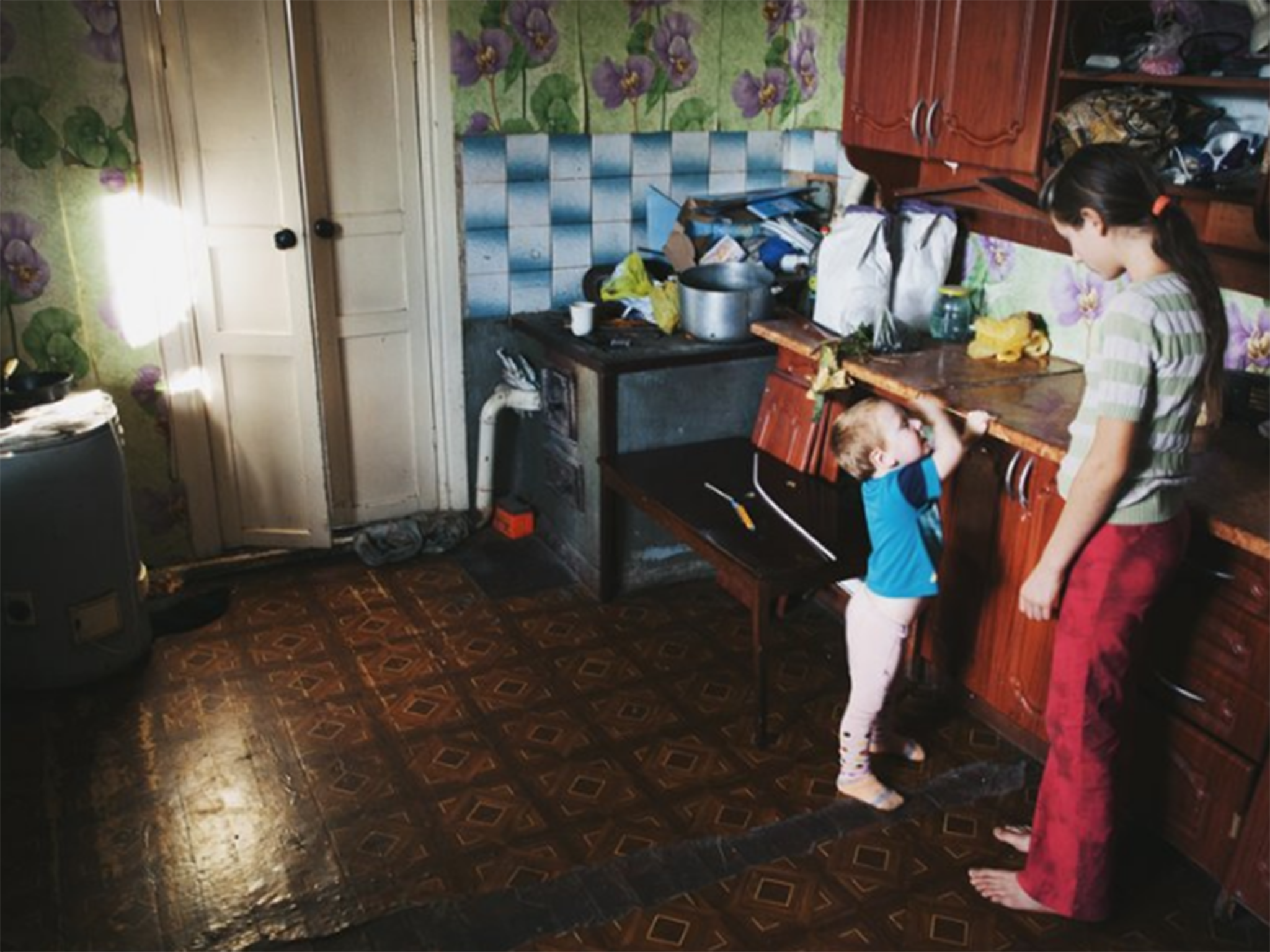 12-year-old Lisa often has to take care of her younger siblings, as well as Dima, in her mother’s place
