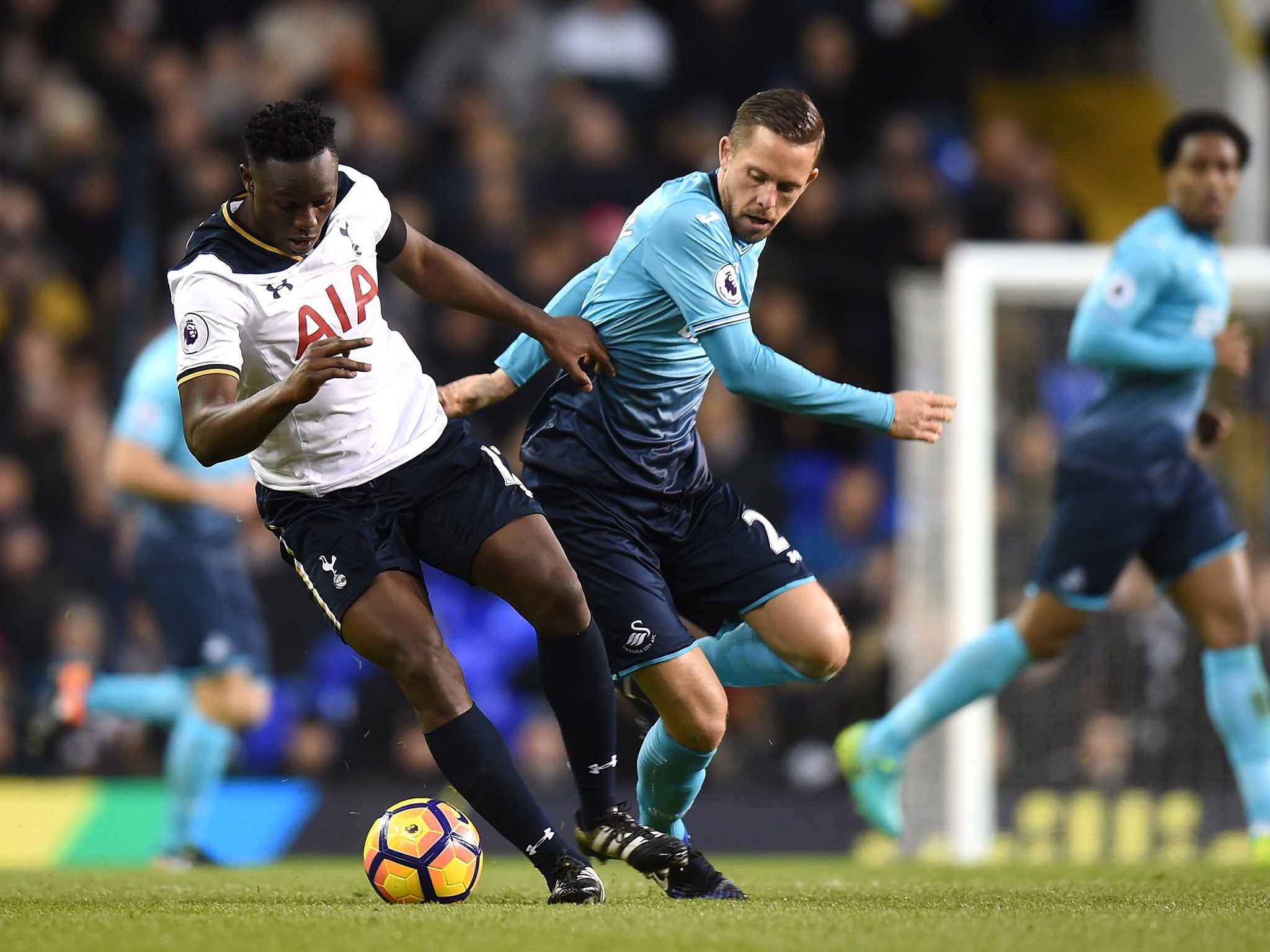 Victor Wanyama looks to get away from Gylfi Sigurdsson