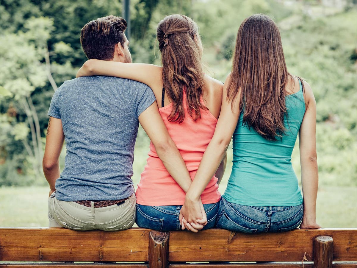 3 we love. Любовный треугольник. Парень и две девочки. Парень и девушка. Друзья со спины.