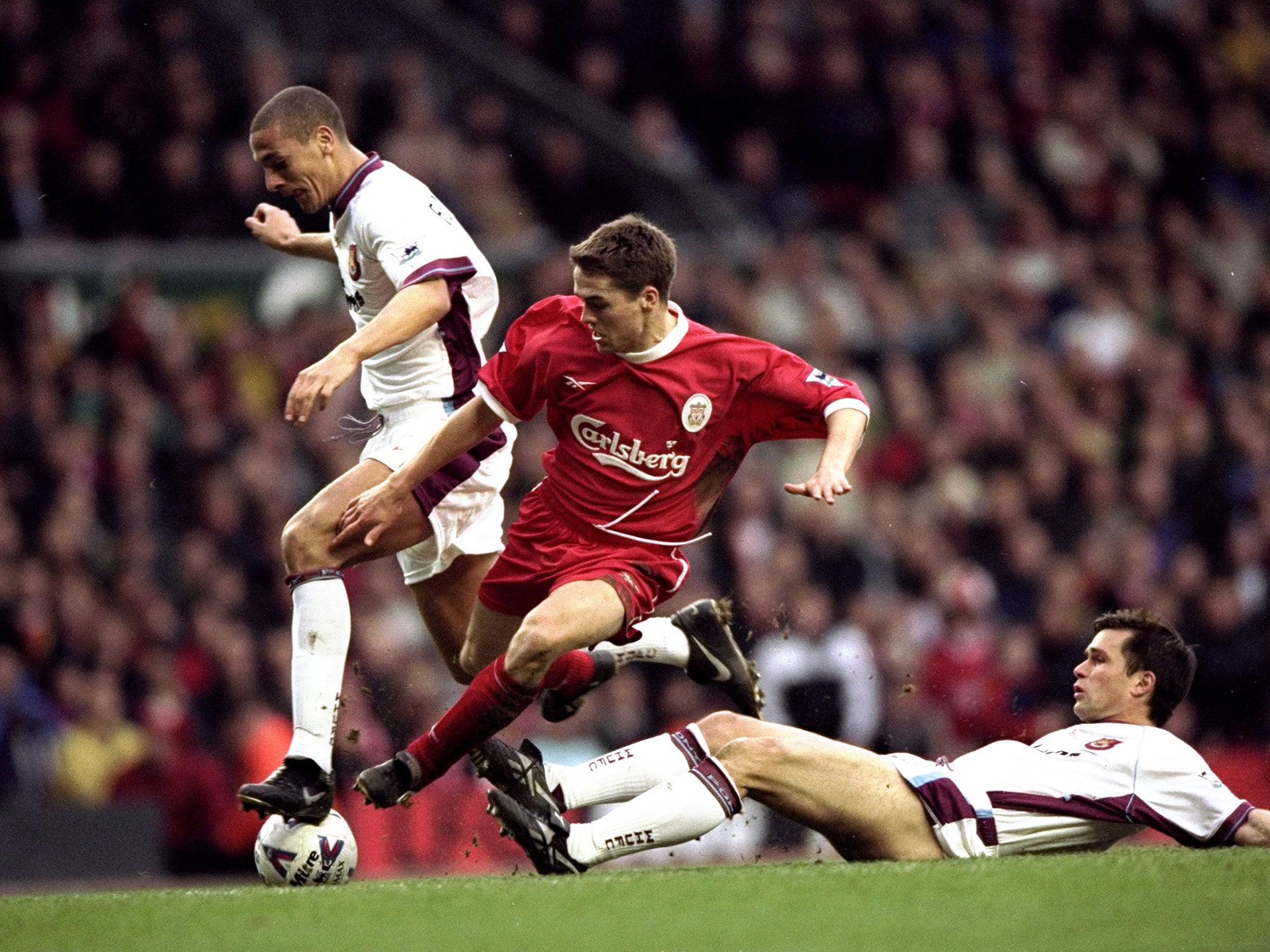 Rio Ferdinand playing for West Ham in 1999