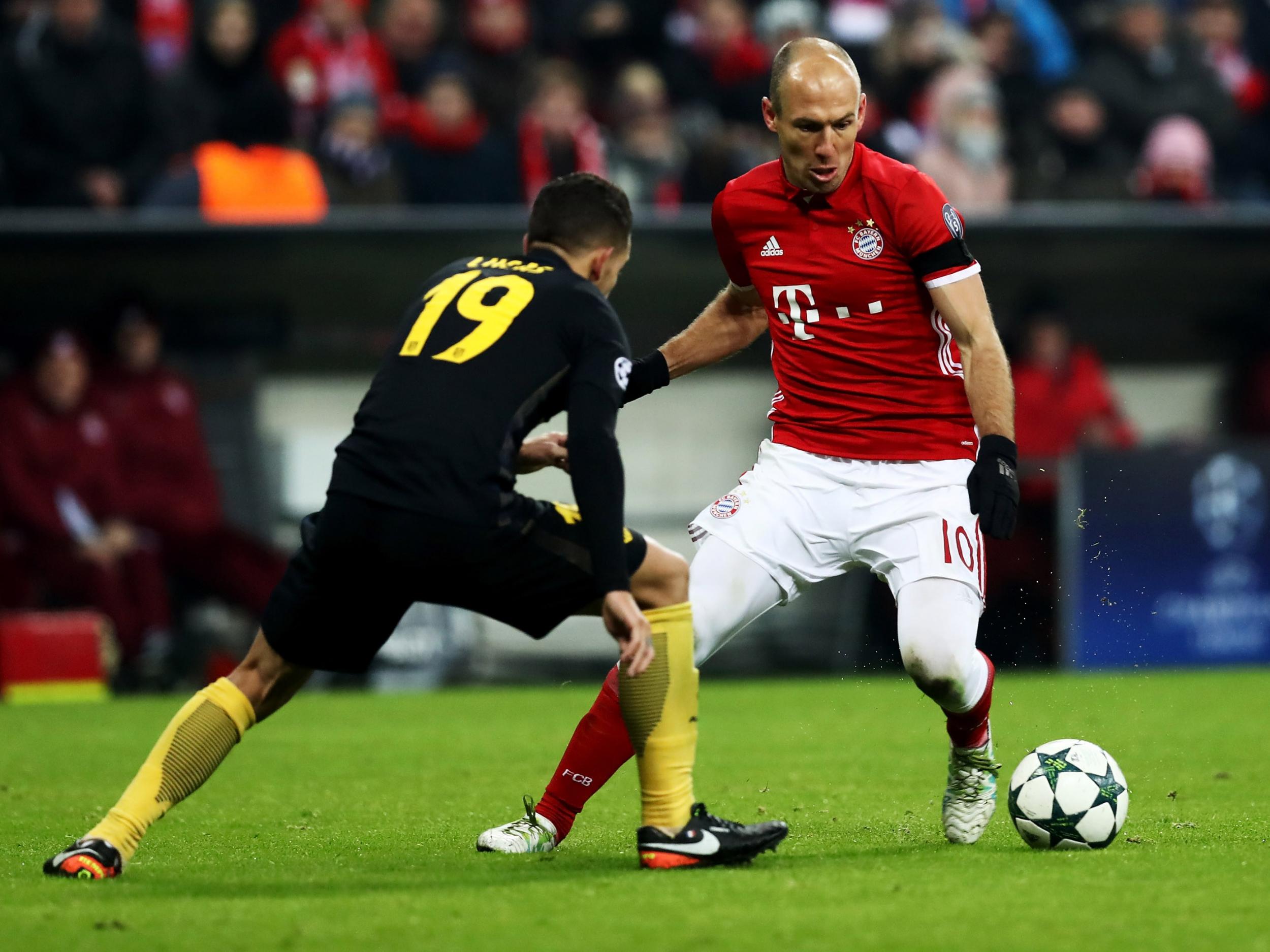 Robben tries to dribble his way through a stubborn Atleti defence