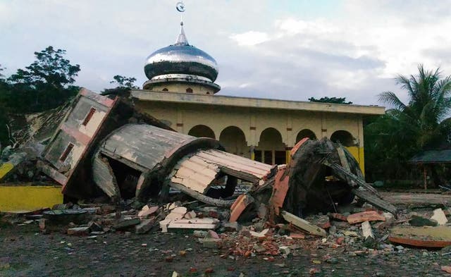 A collapsed mosque minaret is seen after a 6.5-magnitude earthquake struck the town of Pidie, Indonesia's Aceh province in northern Sumatra, on 7 December 2016