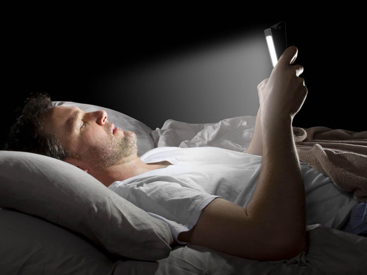 Картинка спать мужчина. Спящий человек. Человек лежит на кровати с телефоном. Лежит на кровати. Парень лежит на кровати.