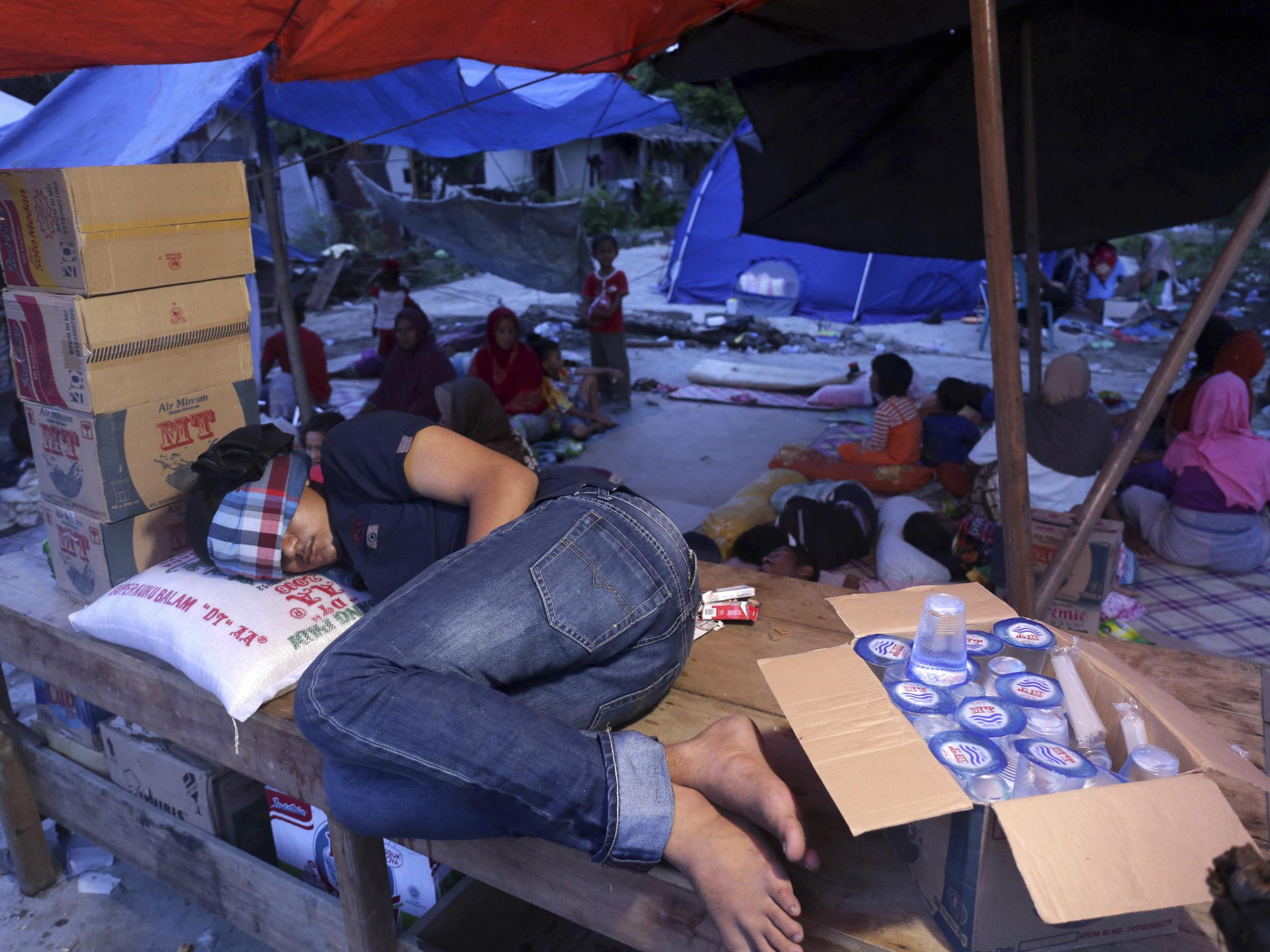 Humanitarian agencies rush to set up temporary accomodation