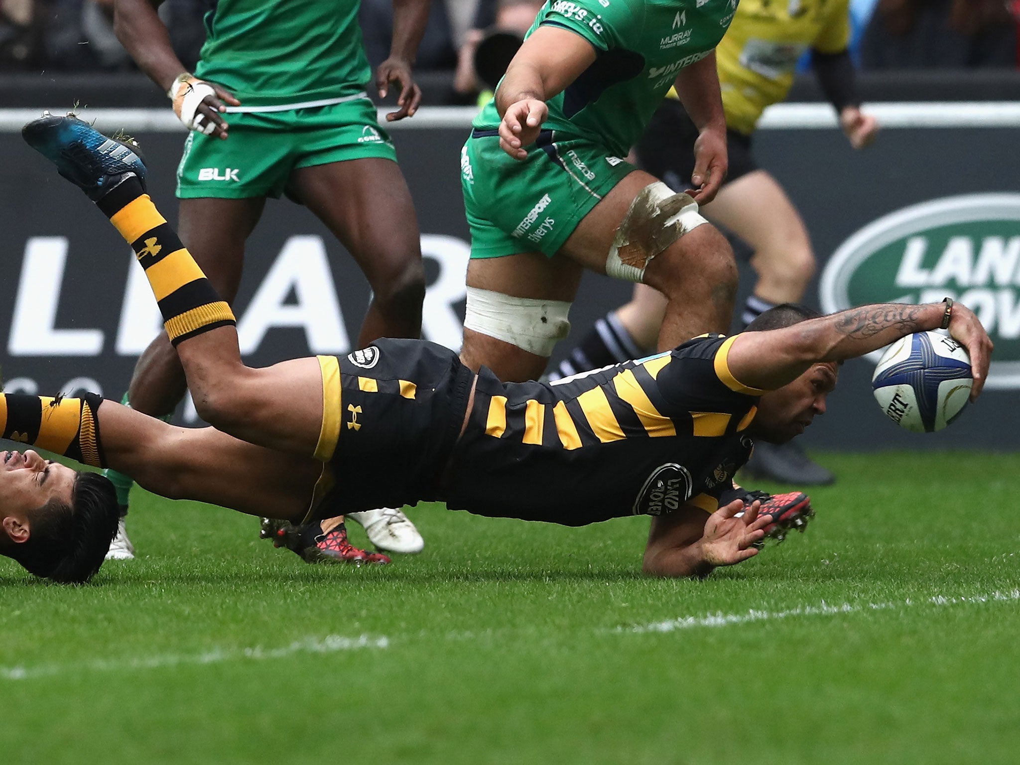 Kurtley Beale touches down for Wasps