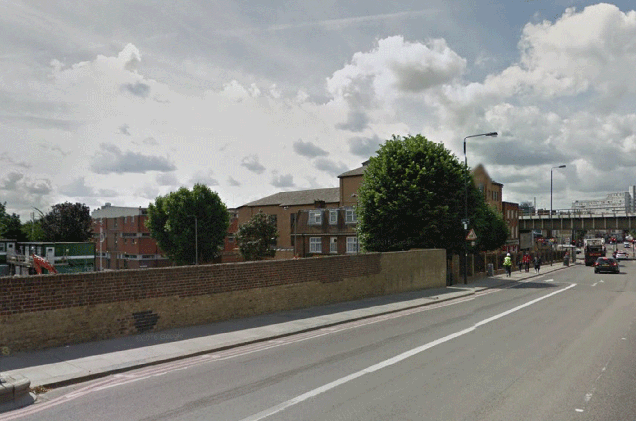 The Ferrari reportedly mounted this area of pavement on a bridge in Battersea Park Road
