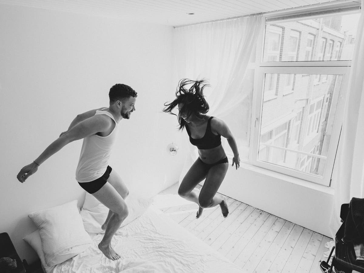 девушка обнимает ногами. девочка запрыгнула на парня. девушка прыгнула на парня. девушка повисла на парне. женщина сидит на мужчине.