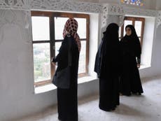 Saudi police detain young woman for removing abaya