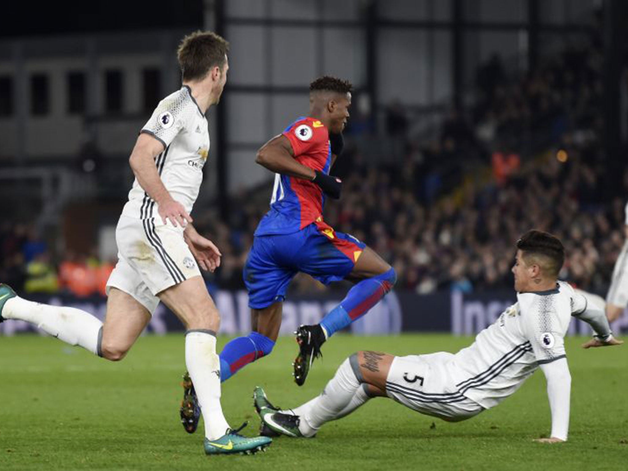 krig ydre Musling Manchester United news: Jose Mourinho defends 'clean player' Marcos Rojo  but Alan Pardew says tackle deserved red | The Independent | The Independent