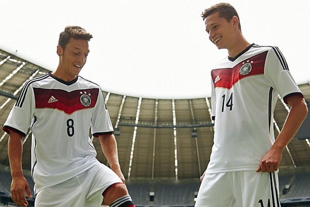 Mesut Özil reportedly wants Arsenal to sign Julian Draxler before committing his own future