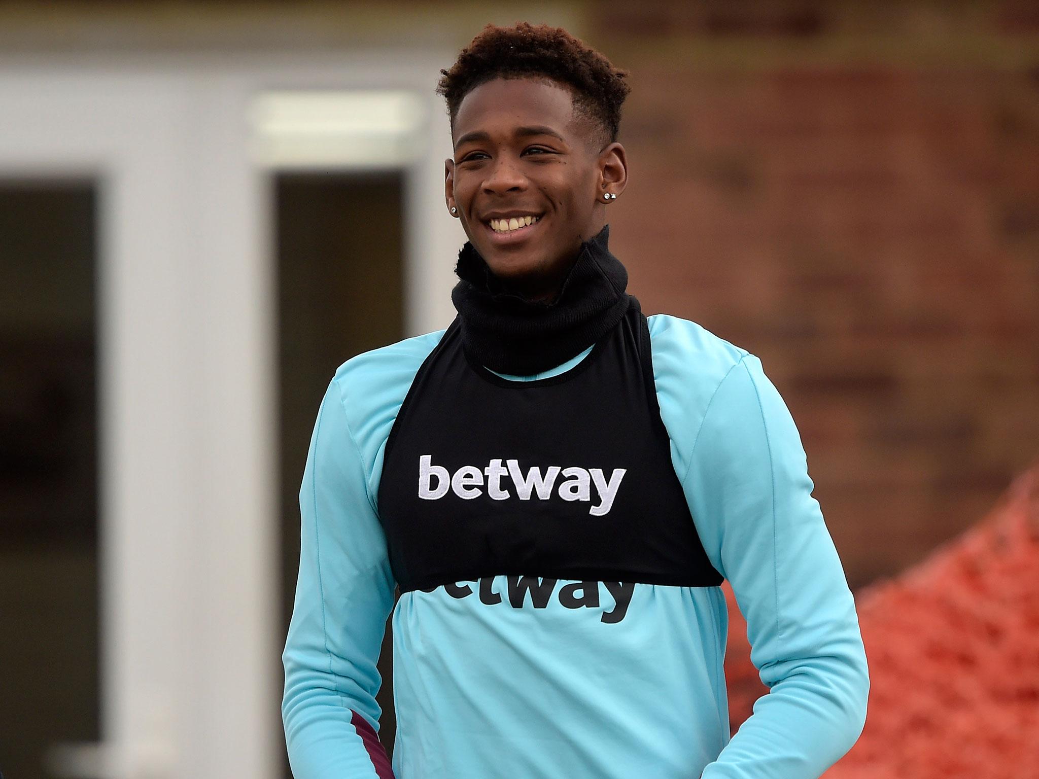 Reece Oxford has signed a new four-and-a-half year contract with West Ham