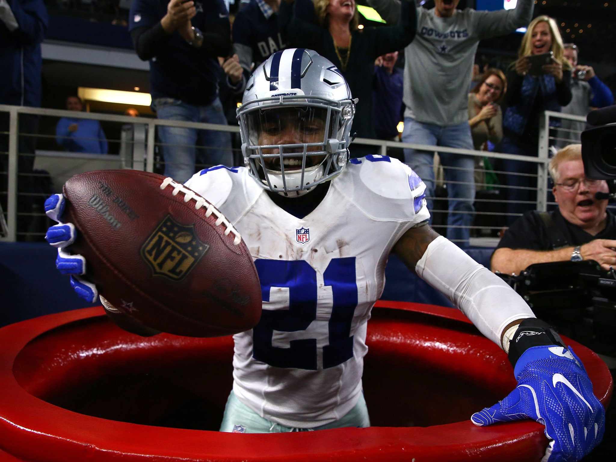 Ezekiel Elliot celebrated a touchdown for the Cowboys by jumping into a large red kettle