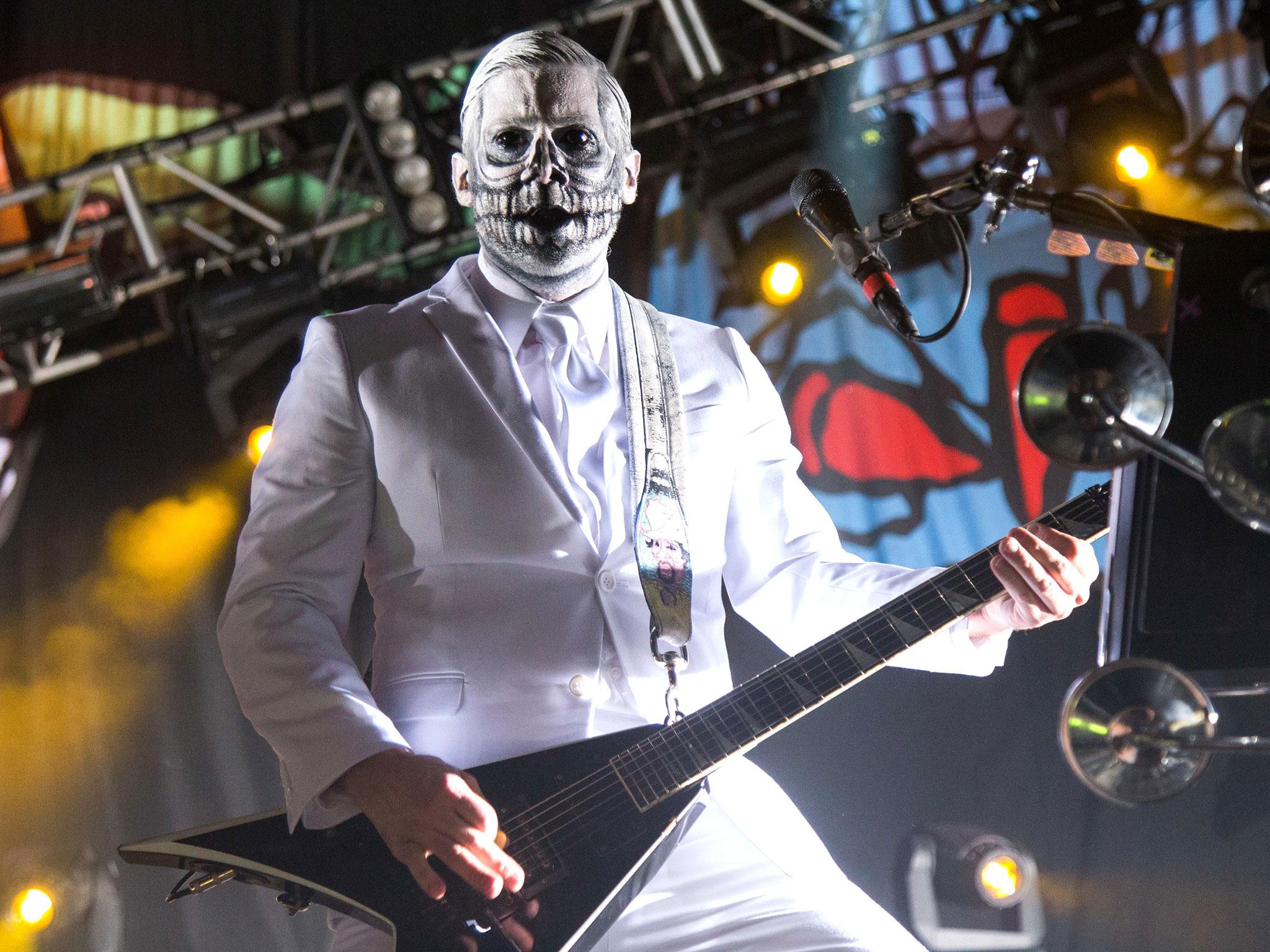 Wes Borland performs with Limp Bizkit