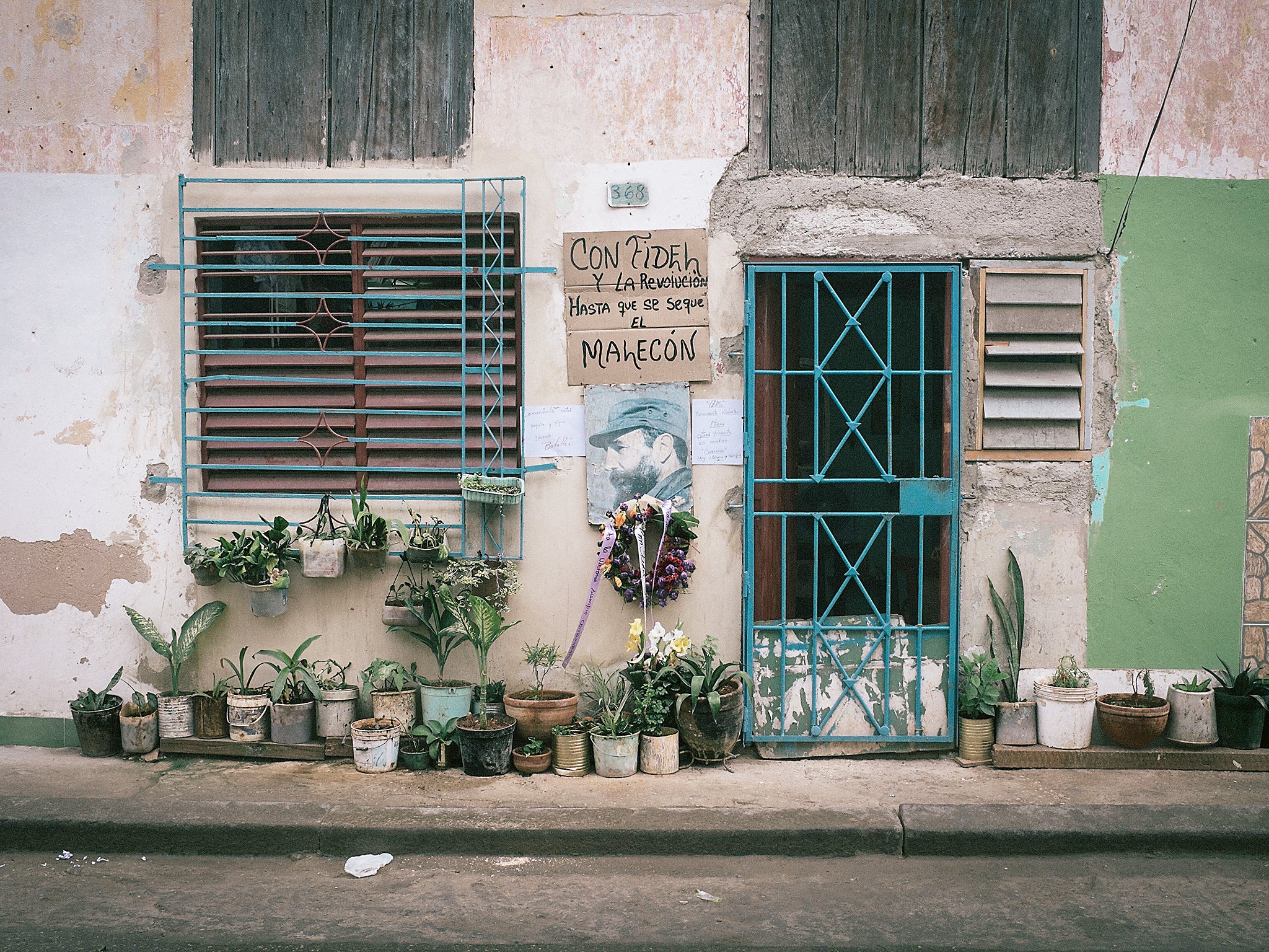 Placard reads: With Fidel and the Revolution until the Malecón dries up