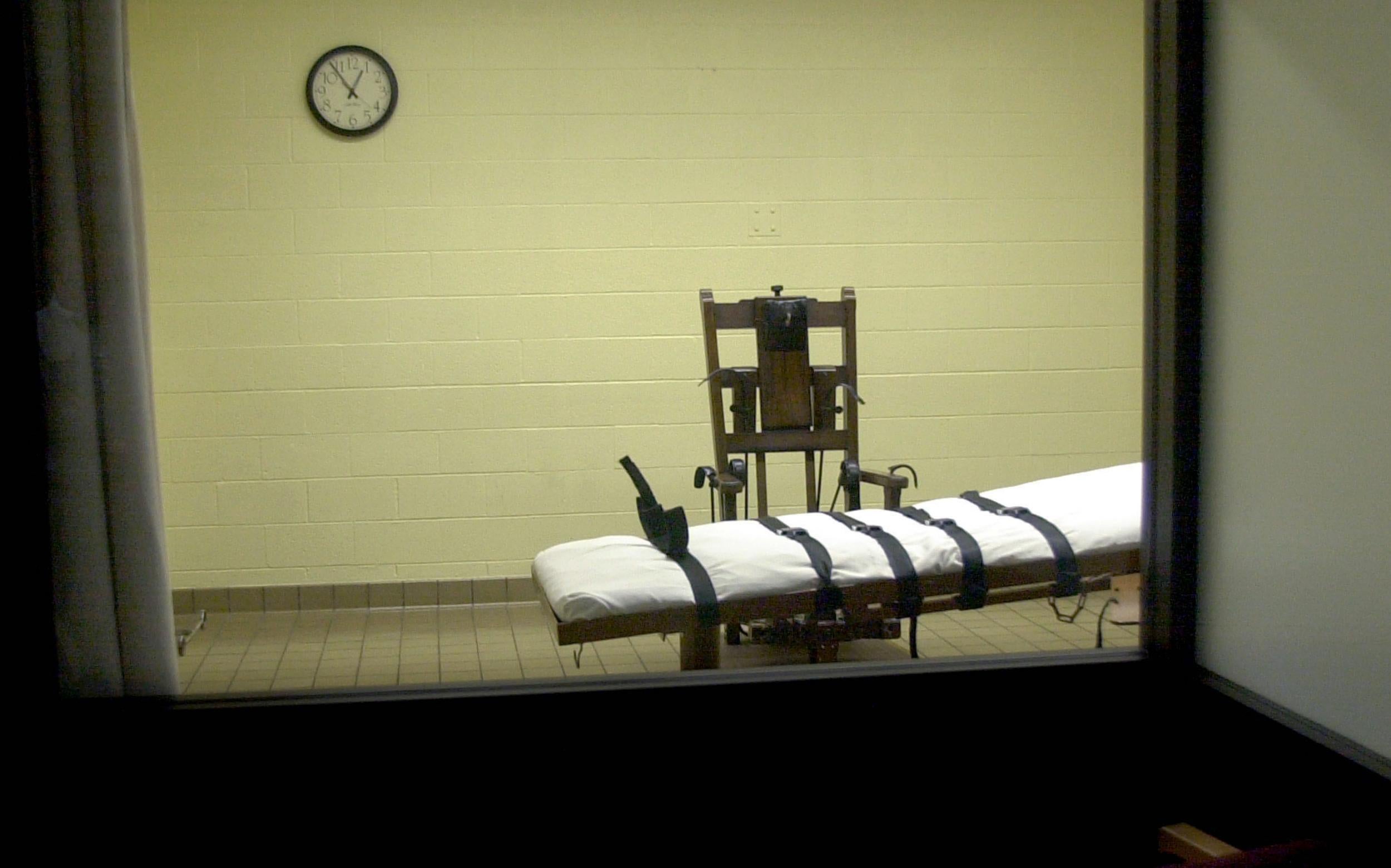 A view of the death chamber from the witness room at the Southern Ohio Correctional Facility shows an electric chair and gurney August 29, 2001 in Lucasville, Ohio.