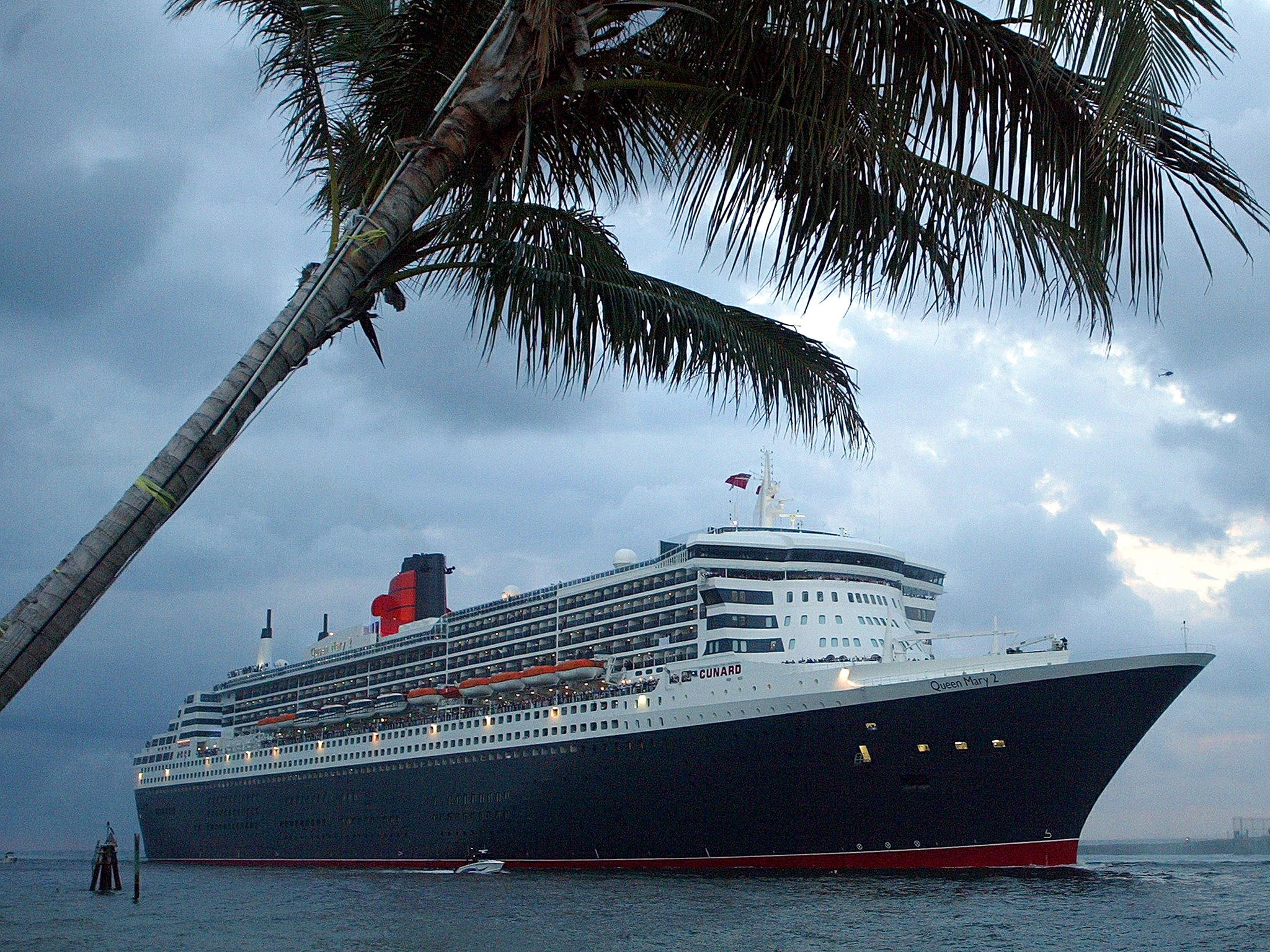 Queen Mary 2 arrives in Florida