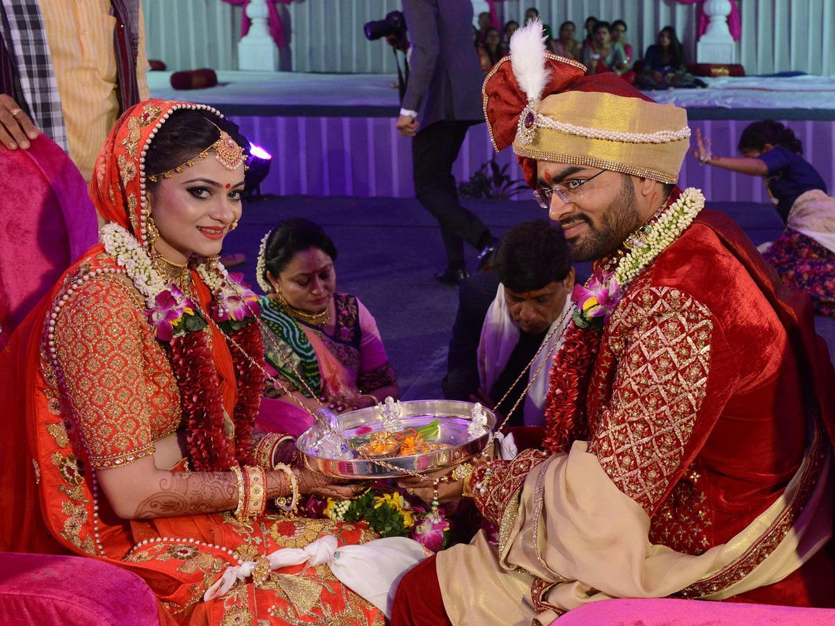 Indian tycoon throws mass wedding for 236 fatherless brides | The ...