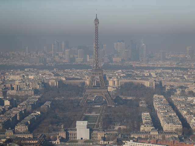 A picture taken on December 5, 2016 in Paris shows the Eiffel tower in the smog