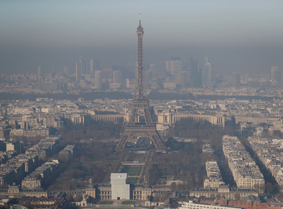 A picture taken on December 5, 2016 in Paris shows the Eiffel tower in the smog